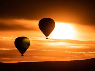 unma-desai-sLBubHP2PM0-unsplash sunrise hot air balloon safari Masai mara kenya